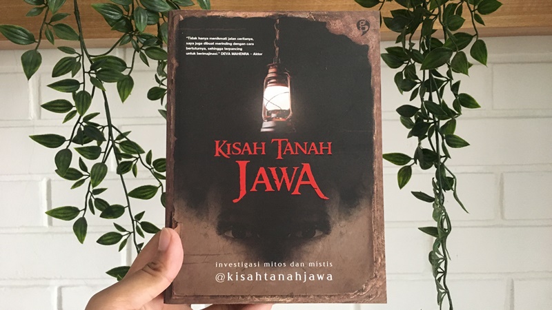 Buku Kisah Tanah Jawa menguak misteri dan mitos di Pulau Jawa (foto: Mia Kamila) Buku Kisah Tanah Jawa menguak misteri dan mitos di Pulau Jawa (foto: Mia Kamila)