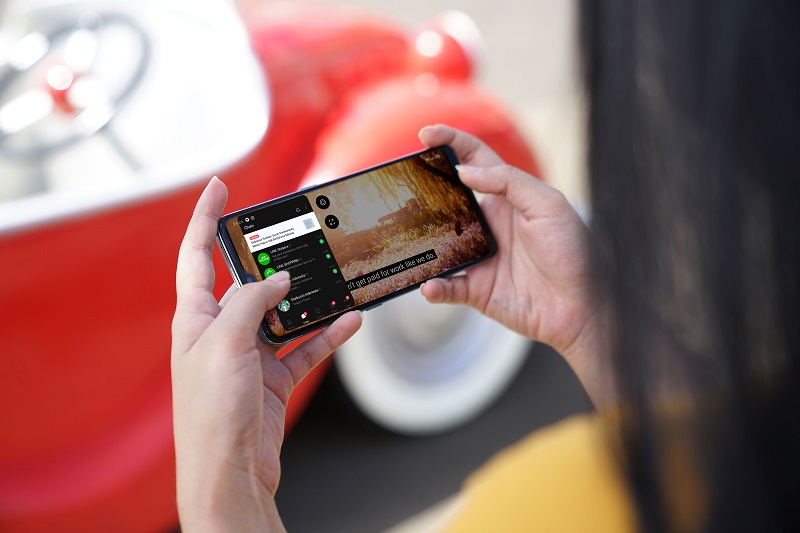 ilustrasi: Performa multitasking OPPO A12, bisa nonton video di YouTube sembari chatting. ( foto: PR SEQARA Communications) ilustrasi: Performa multitasking OPPO A12, bisa nonton video di YouTube sembari chatting. ( foto: PR SEQARA Communications)