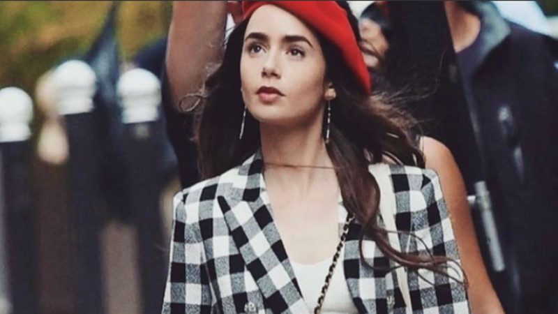 Gaya busana Lily Collins di Emily In Paris (foto: SC IG Emily In Paris) Gaya busana Lily Collins di Emily In Paris (foto: SC IG Emily In Paris)