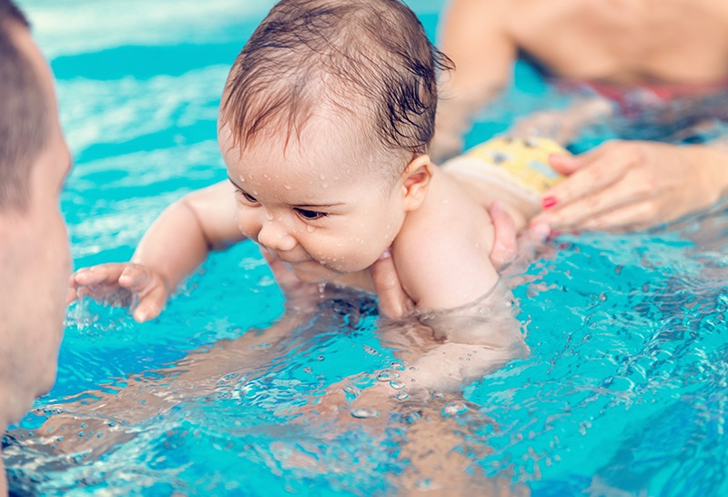 ilustrasi: kenalkan air kolam renang pada si kecil sejak dini (Foto : mother and baby) ilustrasi: kenalkan air kolam renang pada si kecil sejak dini (Foto : mother and baby)