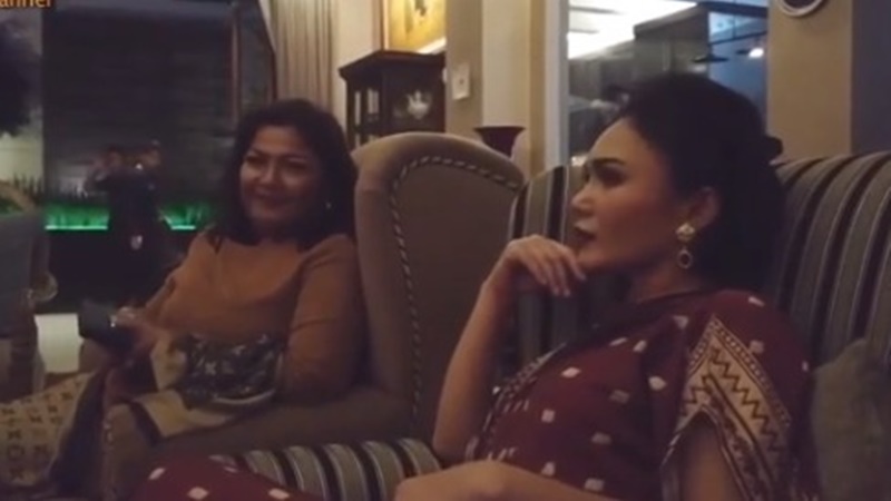 Yuni Shara kompak bersama Nur Afni Octavia (foto: SC Youtube Yuni Shara Channel) Yuni Shara kompak bersama Nur Afni Octavia (foto: SC Youtube Yuni Shara Channel)
