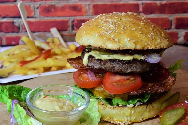 ilustrasi: Burger salah satu makanan junkfood yang sering diburu malam minggu ( foto: pixabay) ilustrasi: Burger salah satu makanan junkfood yang sering diburu malam minggu ( foto: pixabay)