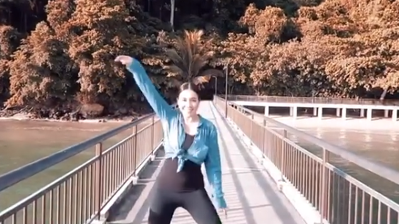 Denda pamer body goal saat menari Zumba di Singapura (foto: SC IG @denadaindonesia) Denda pamer body goal saat menari Zumba di Singapura (foto: SC IG @denadaindonesia)