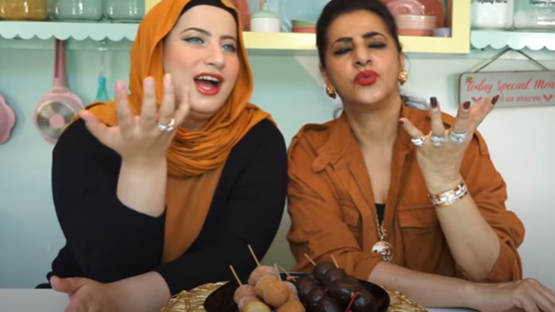 Tasyi Athasyia (kiri) memberikan resep donat mini Korea tanpa telur dan mentega (foto: SC YouTube Tasyi Athasyia) Tasyi Athasyia (kiri) memberikan resep donat mini Korea tanpa telur dan mentega (foto: SC YouTube Tasyi Athasyia)