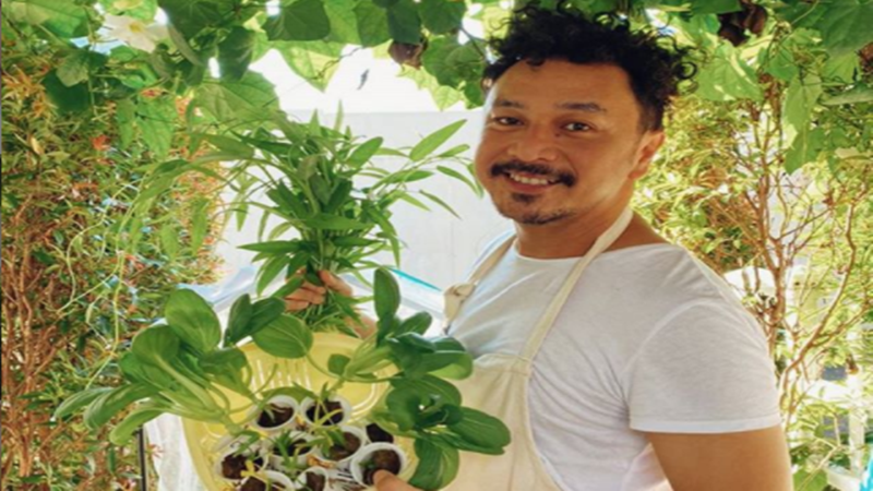 Giring di kebun hidroponiknya (foto: SC IG @giring) Giring di kebun hidroponiknya (foto: SC IG @giring)