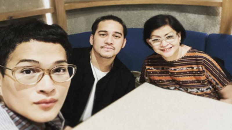 Oscar Lawalata bersama adik dan ibunda (foto: SC IG @oscarlawalata) Oscar Lawalata bersama adik dan ibunda (foto: SC IG @oscarlawalata)