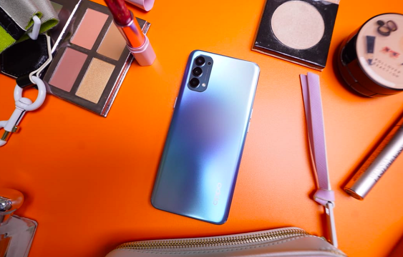 Handphone OPPO Reno 4 (foto: Asep) Handphone OPPO Reno 4 (foto: Asep)