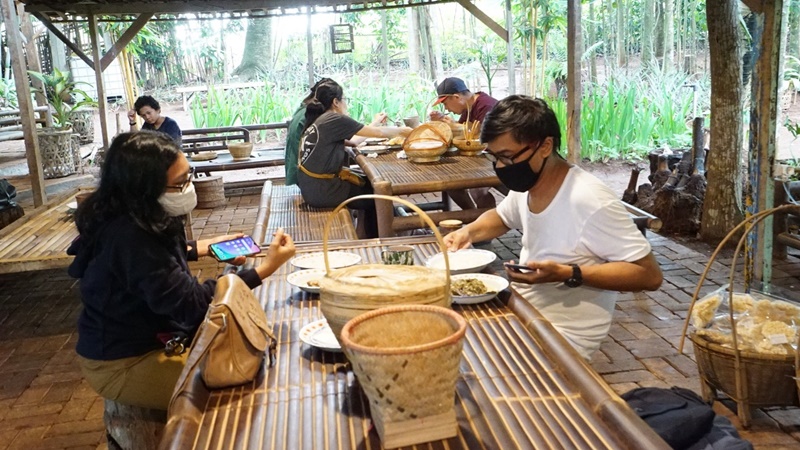 Warung Tuman sajikan kuliner Minang langka (foto: GenPI.co) Warung Tuman sajikan kuliner Minang langka (foto: GenPI.co)