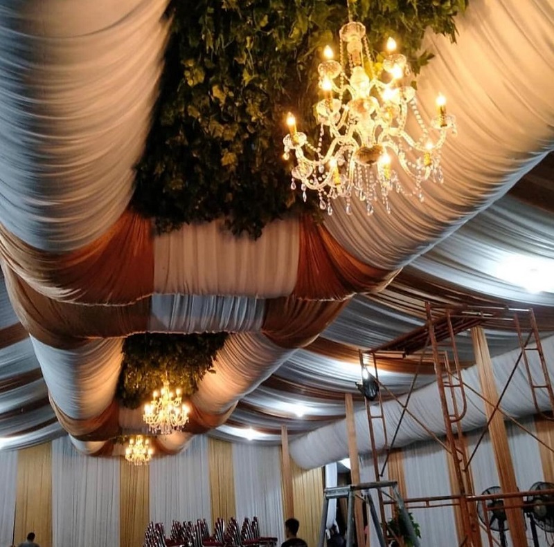 Tenda profile dengan paduan rustik pada bagian pelaminan (Foto: instagram @pestayuk) Tenda profile dengan paduan rustik pada bagian pelaminan (Foto: instagram @pestayuk)