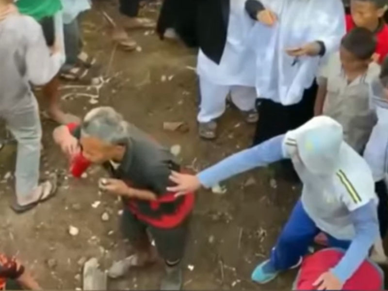 Warga terlihat meminum darah dari sapi yang disembelih di Kampung Seni, Tarogong Kidul, Jumat (31/7). Foto: Screen Shot YouTube Warga terlihat meminum darah dari sapi yang disembelih di Kampung Seni, Tarogong Kidul, Jumat (31/7). Foto: Screen Shot YouTube