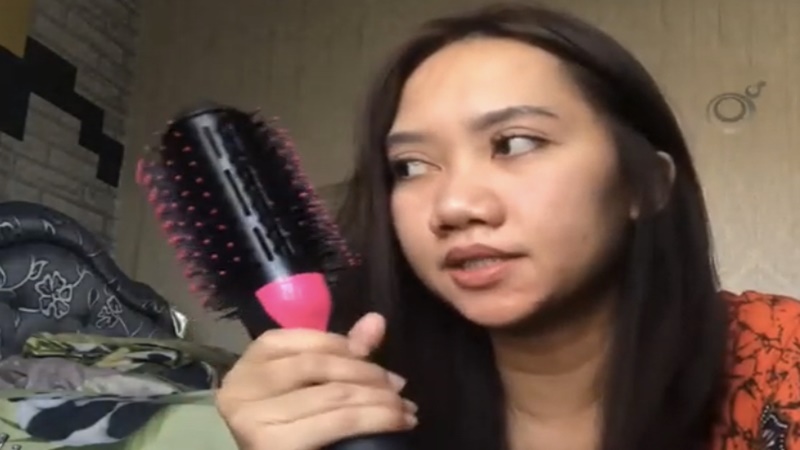 Begini lo penampakan one step hair dryer yang tengah viral di TikTok (foto: Nje Nissa) Begini lo penampakan one step hair dryer yang tengah viral di TikTok (foto: Nje Nissa)