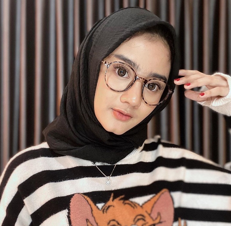 Penyanyi cantik Ghea Youbi yang memiliki bentuk dagu terbelah ( foto: Instagram/@gheayoubi) Penyanyi cantik Ghea Youbi yang memiliki bentuk dagu terbelah ( foto: Instagram/@gheayoubi)