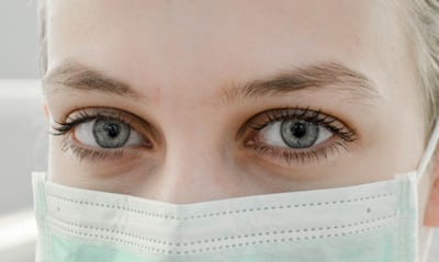 ilustrasi: menggunakan masker untuk menghindari droplet dan mikrodroplet ( foto: unsplash) ilustrasi: menggunakan masker untuk menghindari droplet dan mikrodroplet ( foto: unsplash)