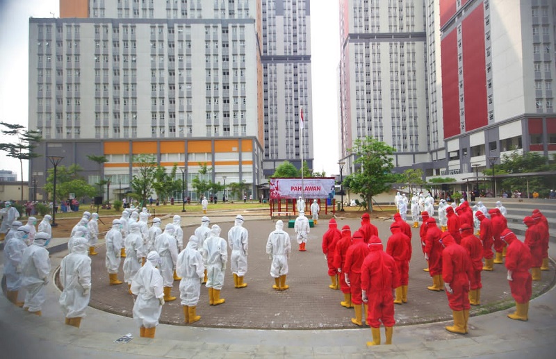 Tenaga Medis di RSDC Wisma Atlet Menggelar Upacara Hari Pahlawan (Foto: Humas RSDC Wisma Atlet/Jpnn) Tenaga Medis di RSDC Wisma Atlet Menggelar Upacara Hari Pahlawan (Foto: Humas RSDC Wisma Atlet/Jpnn)