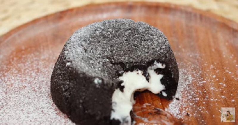 Oreo Lava Cake ala Chef Cantik Devina Hermawan ( foto: youtube) Oreo Lava Cake ala Chef Cantik Devina Hermawan ( foto: youtube)