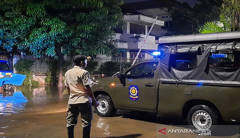 Petugas sedang memantau banjir Jakarta. FOTO: Antara Petugas sedang memantau banjir Jakarta. FOTO: Antara