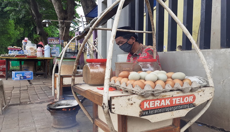 Pedagang kerak telur di Lapangan Banteng, Faisol Yusuf. FOTO: Antara Pedagang kerak telur di Lapangan Banteng, Faisol Yusuf. FOTO: Antara