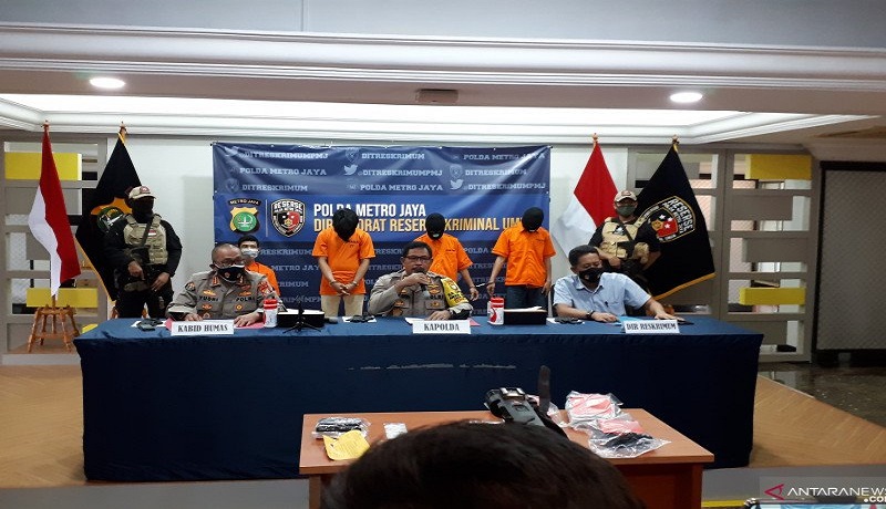 Polda Metro Jaya mempublikasikan kasus penangkapan 10 pelaku begal sepeda. FOTO: Antara Polda Metro Jaya mempublikasikan kasus penangkapan 10 pelaku begal sepeda. FOTO: Antara