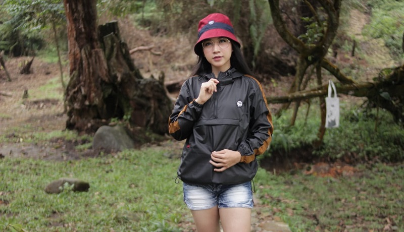 Tampil gaya meski di musim hujan. FOTO: RF Merch Tampil gaya meski di musim hujan. FOTO: RF Merch