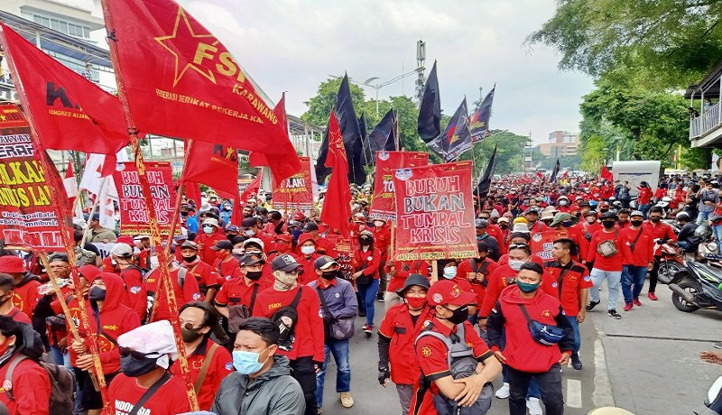 Massa buruh menggelar demo di depan Istana, Jakarta. FOTO: Antara Massa buruh menggelar demo di depan Istana, Jakarta. FOTO: Antara