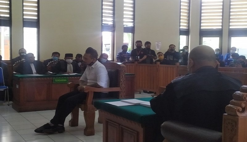Terdakwa I Gede Ary Astina alias Jerinx dalam persidangan di PN Denpasar Terdakwa I Gede Ary Astina alias Jerinx dalam persidangan di PN Denpasar
