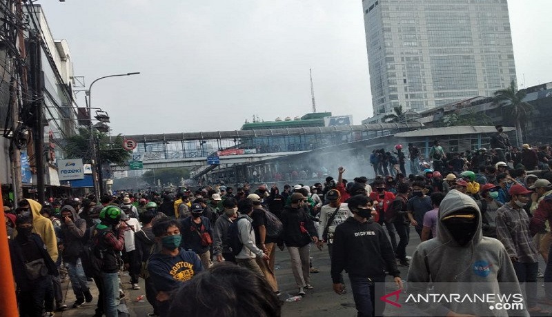 Ribuan mahasiswa dipukul mundur dari depan Istana Negara. FOTO: Fauzi Lamboka/Antara Ribuan mahasiswa dipukul mundur dari depan Istana Negara. FOTO: Fauzi Lamboka/Antara