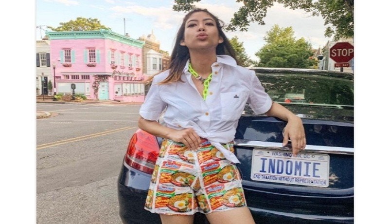 Putri Samboda menyulap bungkus Indomie jadi celana. FOTO: Antara/Instagram @putrisamboda Putri Samboda menyulap bungkus Indomie jadi celana. FOTO: Antara/Instagram @putrisamboda