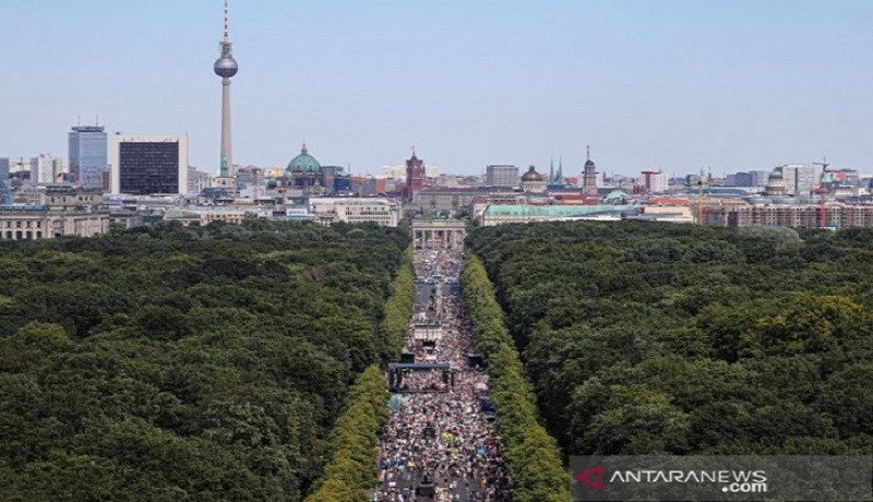 Aksi protes menentang pembatasan oleh pemerintah dekat Jembatan Bradenburg di Berlin, Jerman. FOTO: Fabrizio Bensch/Reuters/Antara Aksi protes menentang pembatasan oleh pemerintah dekat Jembatan Bradenburg di Berlin, Jerman. FOTO: Fabrizio Bensch/Reuters/Antara