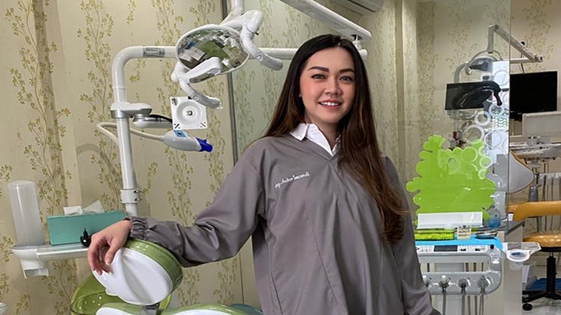 Dokter Gigi Yulfahriaty Rimadona (foto: Dok. Yulfahriaty Rimadona) Dokter Gigi Yulfahriaty Rimadona (foto: Dok. Yulfahriaty Rimadona)