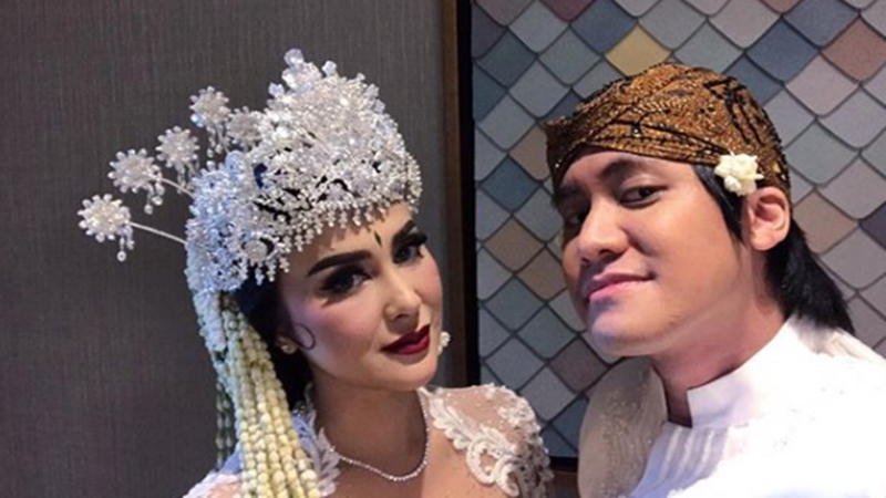 Kevin Aprilio menikah dengan Vicy Melanie pada Minggu (25/10/2020) Kevin Aprilio menikah dengan Vicy Melanie pada Minggu (25/10/2020)