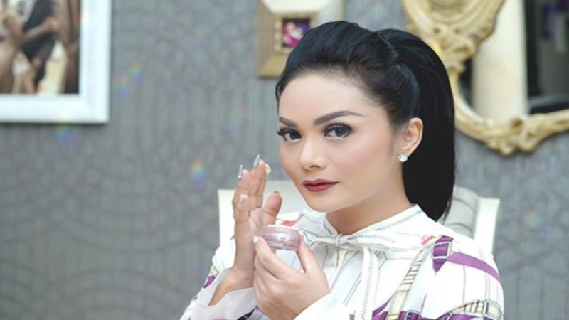 Krisdayanti saat berada di rumahnya (foto: Instagram @krisdayantilemos) Krisdayanti saat berada di rumahnya (foto: Instagram @krisdayantilemos)