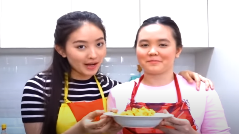 Natasha Wilona dan Claresta Frederica membagikan resep makaroni teur (foto: SC IG YouTube @Natasha Wilona) Natasha Wilona dan Claresta Frederica membagikan resep makaroni teur (foto: SC IG YouTube @Natasha Wilona)