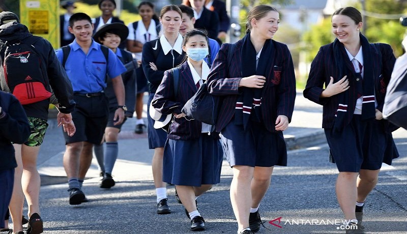 Sejumlah murid mulai masuk sekolah hari pertama secara tatap muka di Australia. FOTO: Dan Peled/Reuters/Antara Sejumlah murid mulai masuk sekolah hari pertama secara tatap muka di Australia. FOTO: Dan Peled/Reuters/Antara