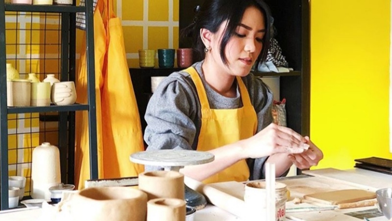 Belajar bikin keramik lagi digandrungi, terutama di kalangan milenial (foto: IG @hoxtonandtate.ceramics) Belajar bikin keramik lagi digandrungi, terutama di kalangan milenial (foto: IG @hoxtonandtate.ceramics)