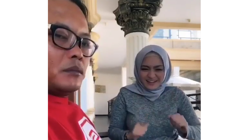 Nathalie Holscher saat berada di rumah Sule yang luas dan bak istana (foto SC IG @ferdinan_sule) Nathalie Holscher saat berada di rumah Sule yang luas dan bak istana (foto SC IG @ferdinan_sule)