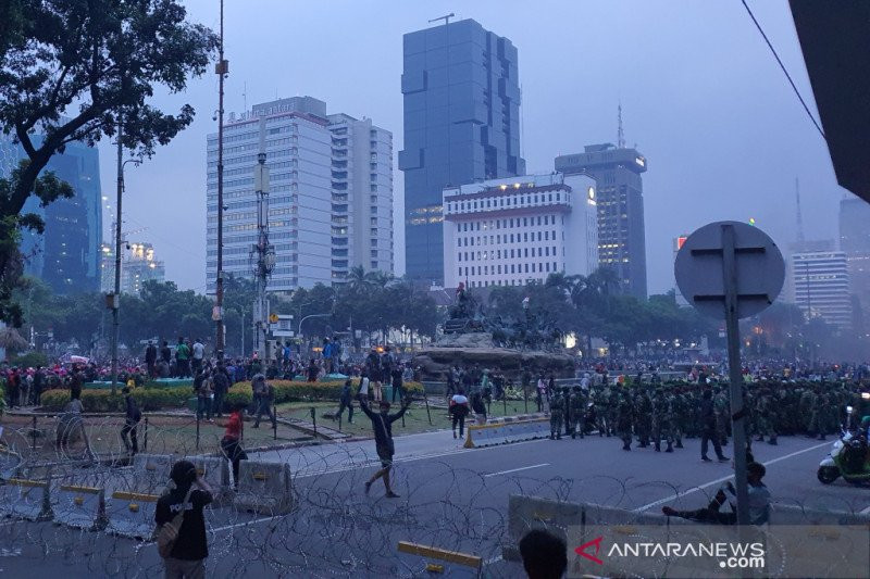 Aparat TNI menghampiri massa yang didominasi remaja di kawasan Patung Kuda Arjuna Wiwaha untuk dibubarkan, Selasa (20/10). Foto: ANTARA/Livia Kristianti Aparat TNI menghampiri massa yang didominasi remaja di kawasan Patung Kuda Arjuna Wiwaha untuk dibubarkan, Selasa (20/10). Foto: ANTARA/Livia Kristianti
