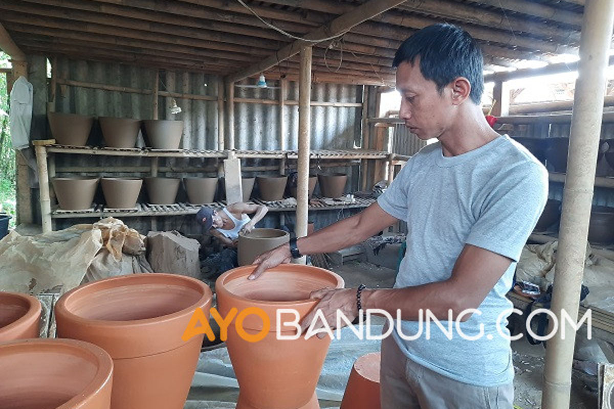 Asep Supriatna saat mengecek kondisi keramik setelah dilakukan pengecatan. Foto: Ayopurwakarta.com/Dede Nurhasanudin Asep Supriatna saat mengecek kondisi keramik setelah dilakukan pengecatan. Foto: Ayopurwakarta.com/Dede Nurhasanudin