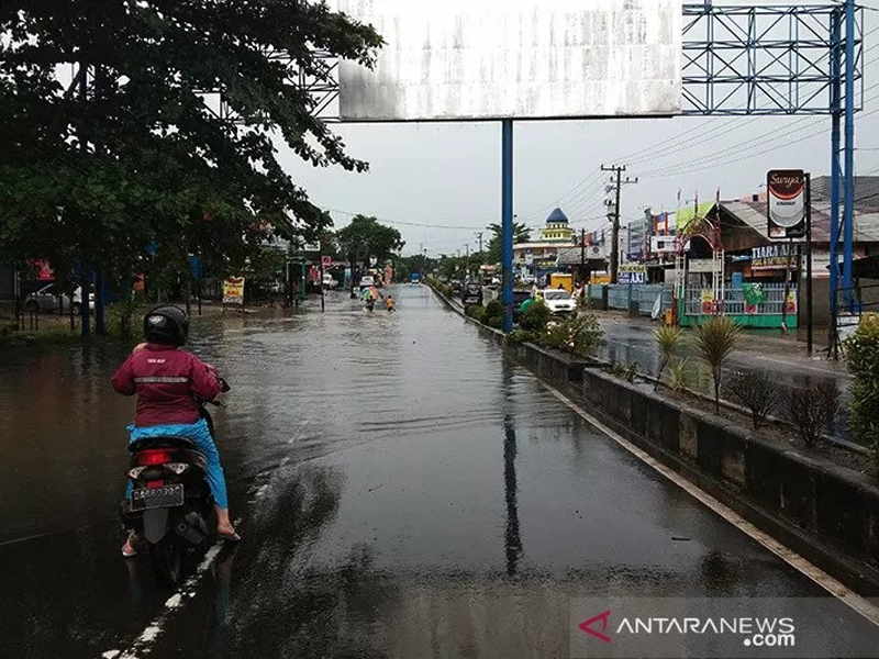 Ruas Jalan Ahmad Yani Km 29 Kota Banjarbaru, Kalimantan Selatan yang digenangi air sehingga membuat jalan nasional di provinsi setempat putus tak bisa dilintasi kendaraan roda dua maupun roda empat. Foto: ANTARA/Yose Rizal/am. Ruas Jalan Ahmad Yani Km 29 Kota Banjarbaru, Kalimantan Selatan yang digenangi air sehingga membuat jalan nasional di provinsi setempat putus tak bisa dilintasi kendaraan roda dua maupun roda empat. Foto: ANTARA/Yose Rizal/am.