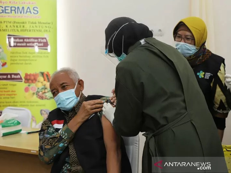 Bupati Sleman Sri Purnomo menjalani vaksinasi Covid-19 seusai meluncurkan program vaksinasi di Puskesmas Ngemplak II pada Kamis (14/1/2021). Foto: Antara/HO-Humas Pemkab Sleman Bupati Sleman Sri Purnomo menjalani vaksinasi Covid-19 seusai meluncurkan program vaksinasi di Puskesmas Ngemplak II pada Kamis (14/1/2021). Foto: Antara/HO-Humas Pemkab Sleman