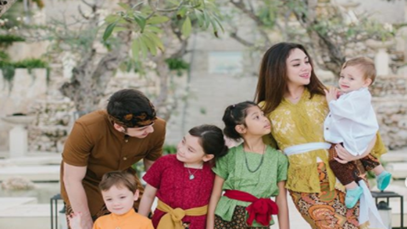 Celine Evangelista dan Stefan William beserta empat anaknya (foto: SC IG @celine_evangelista) Celine Evangelista dan Stefan William beserta empat anaknya (foto: SC IG @celine_evangelista)