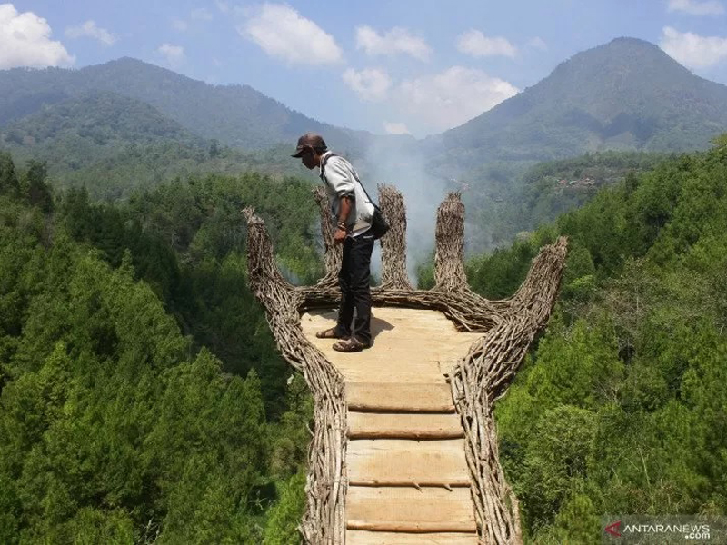 Pengunjung memanfaatkan wahana swafoto yang dibangun di kawasan wisata alam Coban Putri, Batu, Jawa Timur, Sabtu (28/10). Foto: Ari Bowo Sucipto/Antara Pengunjung memanfaatkan wahana swafoto yang dibangun di kawasan wisata alam Coban Putri, Batu, Jawa Timur, Sabtu (28/10). Foto: Ari Bowo Sucipto/Antara