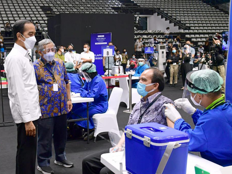 Presiden Jokowi meninjau vaksinasi bagi jurnalis. Foto: Biro Setpres Presiden Jokowi meninjau vaksinasi bagi jurnalis. Foto: Biro Setpres
