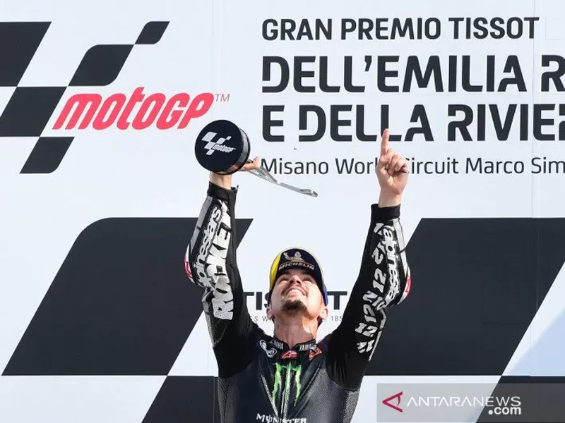 Pembalap Monster Energy Yamaha Maverick Vinales mengangkat trofi juara di podium usai balapan MotoGP seri Emilia Romagna Grand Prix di Misano World Circuit Marco Simoncelli, Misano, Italia, Minggu (20/9/2020). Foto: Jennifer Lorenzini/Reuters Pembalap Monster Energy Yamaha Maverick Vinales mengangkat trofi juara di podium usai balapan MotoGP seri Emilia Romagna Grand Prix di Misano World Circuit Marco Simoncelli, Misano, Italia, Minggu (20/9/2020). Foto: Jennifer Lorenzini/Reuters
