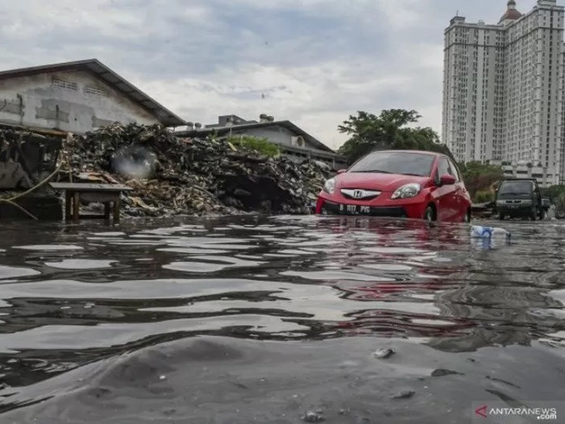 Ilustrasi mobil melewati banjir. Foto: Antara Ilustrasi mobil melewati banjir. Foto: Antara