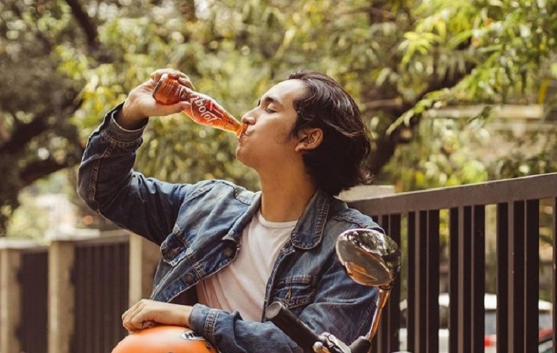 ilustrasi: Ratih, Cintamu Tidak Senikmat Teh Botol Sosro (Foto: tehbotolsosroid) ilustrasi: Ratih, Cintamu Tidak Senikmat Teh Botol Sosro (Foto: tehbotolsosroid)