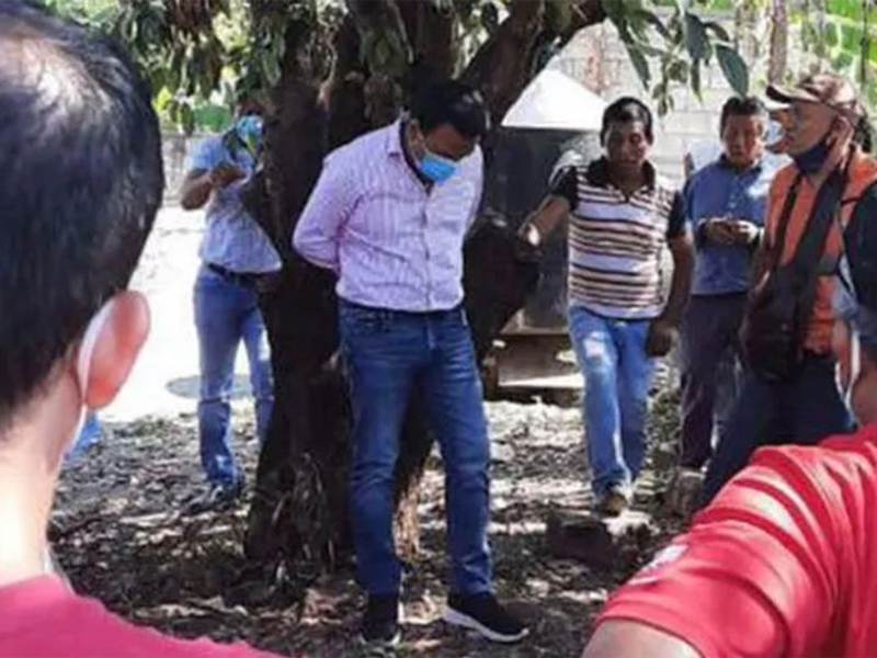 Wali Kota Frontera Comalapa, Meksiko, Oscar Ramirez Aguilar hanya bisa pasrah ketika diikat warga di sebuah pohon. Foto: Twitter/Daily Star Wali Kota Frontera Comalapa, Meksiko, Oscar Ramirez Aguilar hanya bisa pasrah ketika diikat warga di sebuah pohon. Foto: Twitter/Daily Star