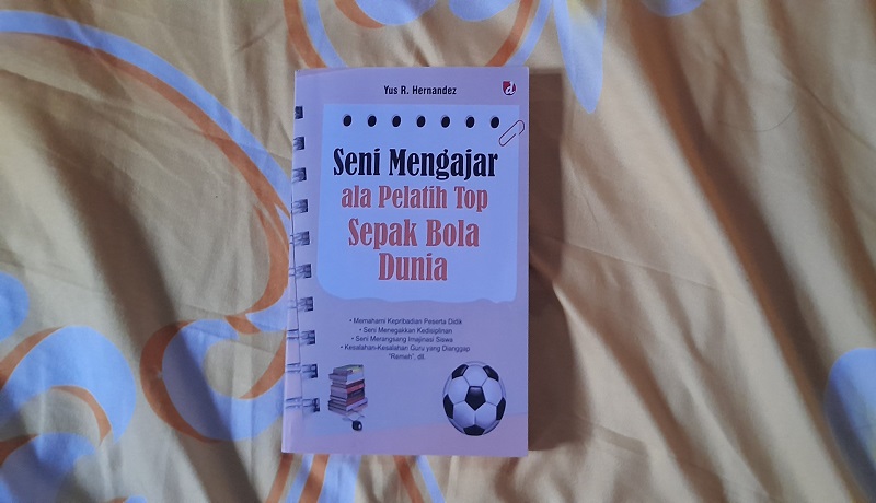 Buku Seni Mengajar ala Pelatih Top Sepak Bola Dunia. FOTO: Andri/GenPI Buku Seni Mengajar ala Pelatih Top Sepak Bola Dunia. FOTO: Andri/GenPI