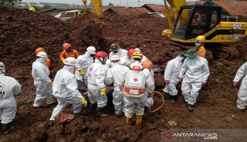 Tim SAR gabungan mengevakuasi korban longsor di Sumedang. FOTO: Antara Tim SAR gabungan mengevakuasi korban longsor di Sumedang. FOTO: Antara