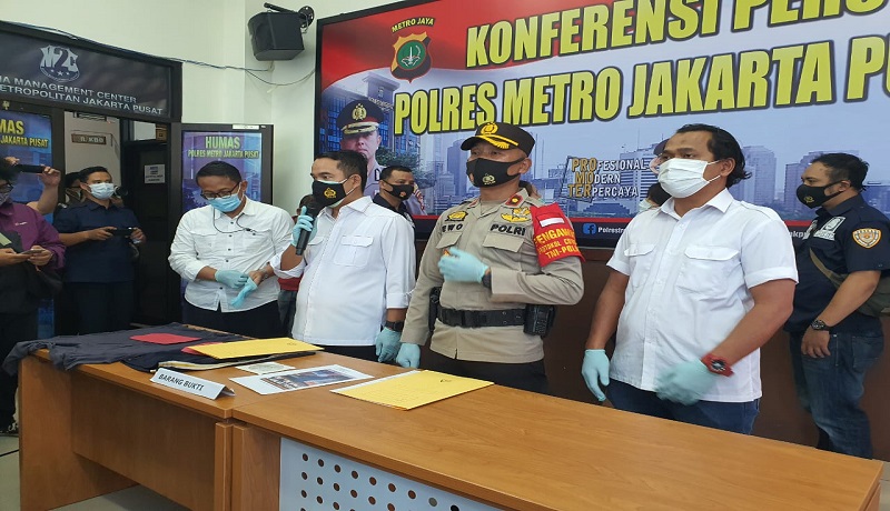 Polisi menangkap wanita perbuatan tak senonoh. FOTO: Andri/GenPI Polisi menangkap wanita perbuatan tak senonoh. FOTO: Andri/GenPI