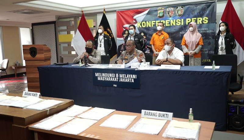 Pelaku penipuan sepasang suami istri ditangkap Polda Metro Jaya. FOTO: Asep/GenPI Pelaku penipuan sepasang suami istri ditangkap Polda Metro Jaya. FOTO: Asep/GenPI